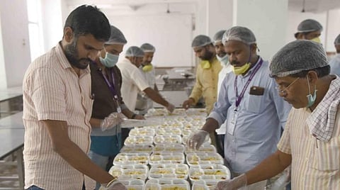 கோவை மாவட்ட கேட்டரிங் உரிமையாளர்கள் சங்கம், ஈதல் அமைப்பு சார்பில் இந்துஸ்தான் கலை, அறிவியல் கல்லூரியில் தயாரிக்கப்படும் உணவு. | படம்: ஜெ.மனோகரன்