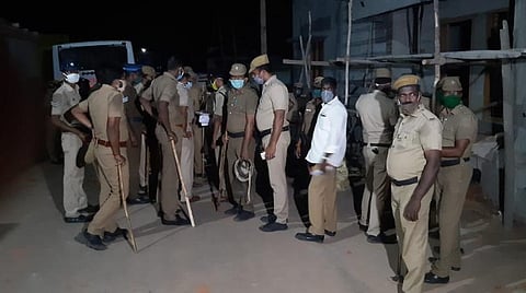 குமரி மீனவ கிராமத்தில் கிரிக்கெட் விளையாடியதைக் கண்டித்த போலீஸார் மீது தாக்குதல்; போலீஸ் வாகனங்கள் உடைப்பு; எஸ்.ஐ. உட்பட 2 பேர் காயம், 31 பேர் மீது வழக்கு