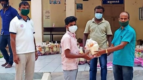 மாணவர்களின் குடும்பத்துக்குத் தேவையான மளிகைப் பொருட்களை வழங்கிய ஆசிரியர்கள்.
