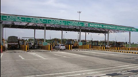 கரோனா ஊரடங்கு முடியும் வரை சுங்கச்சாவடி கட்டணம் வசூலிக்கத் தடை கோரி வழக்கு: உயர் நீதிமன்றம் தள்ளுபடி