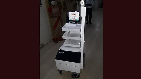 கரோனா நோயாளிகளுக்கு உதவ உருவாக்கப்பட்ட செவிலியர் ரோபோ.