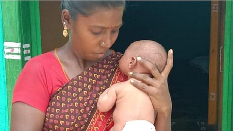 பிறந்து 9 நாளே ஆன பச்சிளங் குழந்தைக்கு முதுகில் கட்டி: சிகிச்சைக்கு பணமின்றி தவிக்கும் சலவைத் தொழிலாளி