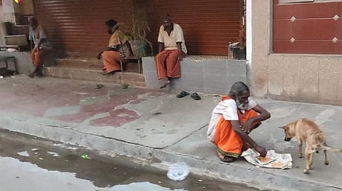 சாலையில் வசிக்கும் ஆதரவற்றவர்களைக் கண்டறிந்து கரோனா சோதனை: தனிக்குழு கோரி உயர் நீதிமன்றத்தில் மனு