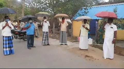 மஞ்சள் நீராட்டு விழா நிகழ்ச்சிக்குக் குடையுடன் வந்த உறவினர்கள்.