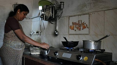 2 டிரான்ஸ்பார்ம்கள் எரிந்ததால் 3 மாதங்களாக முடங்கிய துணை மின்நிலையம்: சிவகங்கை மாவட்டத்தில் தொடரும் மின்வெட்டு- மக்கள் அவதி