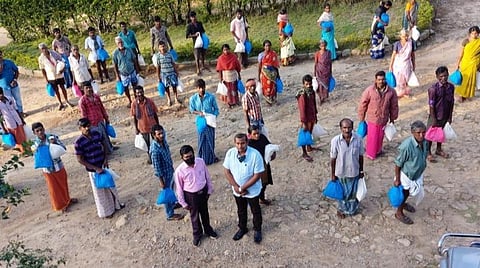 வால்பாறை காபி எஸ்டேட்டில் உள்ள பர்கூர் பழங்குடி மக்களுக்கு அலுவலர்கள் நிவாரணப் பொருட்கள் வழங்கியபோது...