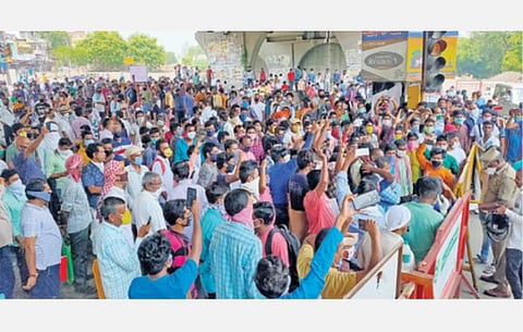 வட மாநிலங்களைச் சேர்ந்த 400-க்கும் மேற்பட்டோர் சொந்த மாநிலத்துக்கு அனுப்பக் கோரி வேலூர் மாவட்ட ஆட்சியர் அலுவலகம் எதிரே போராட்டத்தில் ஈடுபட்டனர். படம்: வி.எம்.மணிநாதன்