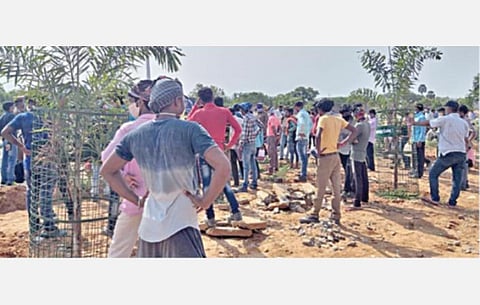 திருநெல்வேலி மாவட்டம், கூடங்குளம் அணுமின் நிலையத்தில் ஒப்பந்த அடிப்படையில் பணிபுரியும் வடமாநில தொழிலாளர்கள், தங்களை சொந்த ஊர் அனுப்பக் கோரி நேற்று திடீரென போராட்டத்தில் ஈடுபட்டனர்.