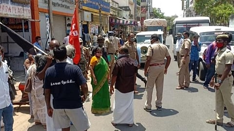 திண்டுக்கல்லில் மறியலில் ஈடுபட்ட முன்னாள் எம்.எல்.ஏ., பாலபாரதி கைது: திமுக மாநில துணை பொதுச்செயலாளர் இ.பெரியசாமி ஆர்ப்பாட்டம்