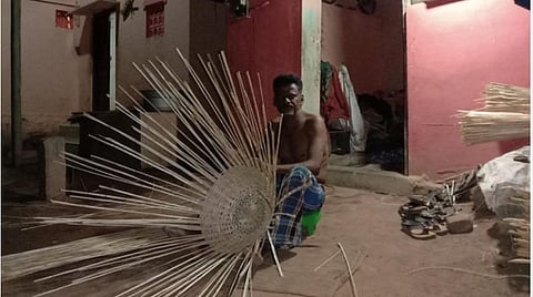 ஊரடங்கால் முடங்கிய கூடை முடையும் தொழில்: 10 ஆயிரம் தொழிலாளர்கள் வேதனை