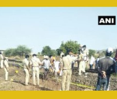 அவுரங்காபாத் மாவட்டத்தில் ரயில் விபத்து நடந்த இடத்தில் போலீஸார் ஆய்வுப்பணியில் ஈடுபட்டு வரும் போலீஸார். படம் | ஏஎன்ஐ