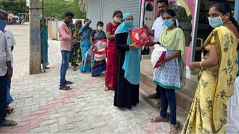 வறுமையில் தவித்த வாடிக்கையாளர் குடும்பங்களுக்கு அரிசி, காய்கறி, மளிகைப் பொருட்கள்: மகள் படிப்பிற்கு சேமித்து வைத்த ரூ.5 லட்சம் பணத்தில் உதவிய சலூன் கடைக்காரர்