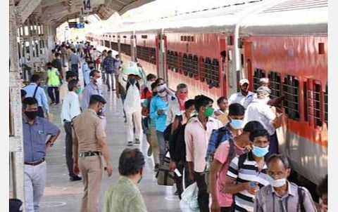வெளிமாநில தொழிலாளர்களுக்கான ரயில் கட்டணம்: மாநிலங்கள் செலுத்தாவிட்டால் தமிழக அரசே வழங்க முடிவு