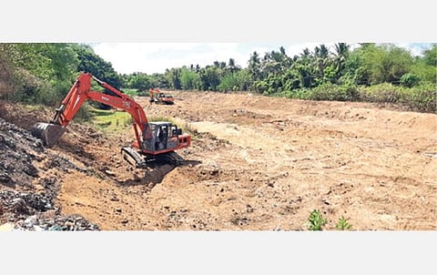 கும்பகோணம் அருகே பட்டீஸ்வரம் திருமலைராஜன் ஆற்றில் நடைபெறும் தூர்வாரும் பணி.படம்: வி.சுந்தர்ராஜ்