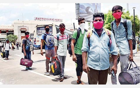 மகாராஷ்டிரா மாநிலம் சோலாப்பூரில் இருந்து சிறப்பு ரயில் மூலம் நேற்று திருச்சி ரயில்வே சந்திப்பில் வந்திறங்கிய தமிழகத்தைச் சேர்ந்த தொழிலாளர்கள். படம்: ஜி.ஞானவேல்முருகன்