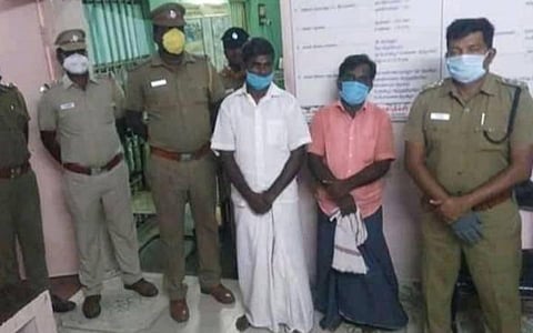 கைது செய்யப்பட்டவர்களுடன் போலீஸார்.