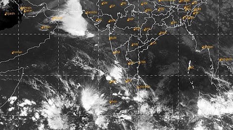 மத்திய வங்கக் கடலில் குறைந்த காற்றழுத்த தாழ்வுப்பகுதி; 16-ம் தேதி புயலாக மாற வாய்ப்பு: வானிலை ஆய்வு மையம் தகவல்