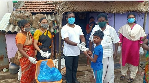 உணவு வழங்கும் திமுகவினர்.