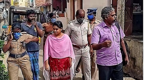 படவிளக்கம்; மதுரையில் டாஸ்மாக்கிற்கு எதிராக உண்ணாவிரதம் இருக்க, முயன்ற பெண் வழக்கறிஞர் நந்தினி, அவரது தந்தையை முன்எச்சரிக்கையாக போலீ ஸார் கைது செய்தனர்.