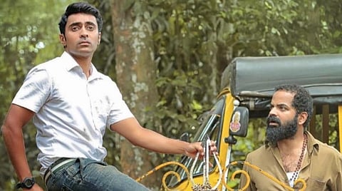 விமர்சனத்தில் வேறு இயக்குநரின் பெயர்: தயாரிப்பாளர்களின் சதி என இயக்குநர் காட்டம்