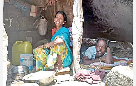 காண்ட்ராக்ட் பணிக்காக மகாராஷ்டிரா சென்று ஆங்காங்கே குழாய்களிலும், கோணிப்பையால் ஆன குடிசைகளிலும் தங்கியுள்ள தமிழ்நாட்டுத் தொழிலாளர்கள்.