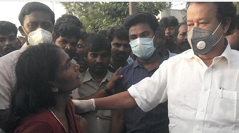 பள்ளி மாணவி குடும்பத்தாருக்கு ஆறுதல் கூறும் முன்னாள் திமுக அமைச்சர் பொன்முடி.