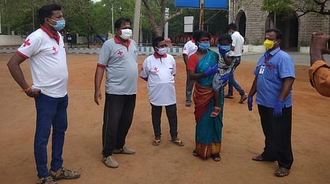 மாற்றுத்திறனாளி கணவரைப் பார்க்க மேலூரில் இருந்து ஈரோட்டுக்கு மகளுடன் நடந்து செல்ல முயன்ற மனைவி; செஞ்சிலுவைச் சங்கம் மீட்டு உதவி