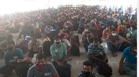 படவிளக்கம்: திருப்பூர் ஜெய்வாபாய் மாநகராட்சி பெண்கள் மேல்நிலைப்பள்ளியில் நேற்று ரயில் பயணம் மேற்கொண்டவர்களுக்கு நடந்த உடற் பரிசோதனை. ரயிலில் செல்வதற்காக பள்ளி வளாகத்தில் காத்திருந்த தொழிலாளர்கள்.