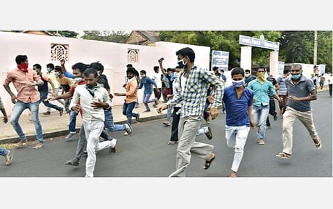 சேலத்தில் கட்டுமானப்பணிகள், வெள்ளிக்கொலுசு தொழில் உள்ளிட்ட சிறு தொழில்களில் வட மாநிலத் தொழிலாளர்கள் பலர் ஈடுபட்டு வருகின்றனர். ஊரடங்கால் வேலைவாய்ப்பு முடங்கிப்போனதால் தங்களது சொந்த ஊருக்கு செல்ல அனுமதி கேட்டு ரெட்டிப்பட்டி பகுதியில் வசித்து வரும் வடமாநிலத்தவர்கள் சேலம் மாவட்ட ஆட்சியரிடம் மனு அளிக்க திரளாக வந்தனர். ஊரடங்கை மீறி சமூக இடைவெளி இன்றி கூட்டமாக வந்ததால் போலீஸார் அவர்களிடம் பேச்சு வார்த்தை நடத்தி திருப்பி அனுப்ப முயற்சித்தனர். பேச்சுவார்த்தையை ஏற்றுக்கொள்ளாத வட மாநிலத் தொழிலாளர்கள் தடையை மீறி சாலையில் அமர்ந்து போராட்டத்தில் ஈடுபட்டனர். போலீஸாரின் கைது நடவடிக்கைக்கு அஞ்சி ஓட்டமெடுத்த தொழிலாளர்கள். படங்கள்: எஸ்.குரு பிரசாத்