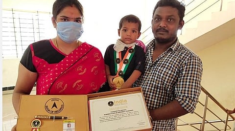 பட விளக்கம்: இந்தியன் புக் ஆப் ரெக்கார்ட்ஸில் இடம் பெற்ற சிறுவன் நிவின் அத்விக்குடன் அவரது பெற்றோர்.