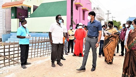 கயத்தாறு அருகே ஆத்திகுளம் கிராமத்தில் தனிமைப்படுத்தப்பட்ட பகுதியை மாவட்ட ஆட்சியர் சந்தீப் நந்தூரி ஆய்வு மேற்கொண்டார்.