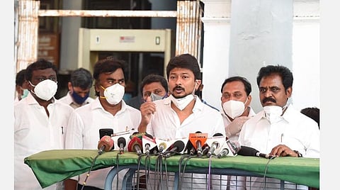 10-ம் வகுப்பு பொதுத்தேர்வை ஒத்திவைக்க வேண்டும்: அமைச்சர் செங்கோட்டையனிடம் உதயநிதி ஸ்டாலின் நேரில் வலியுறுத்தல்