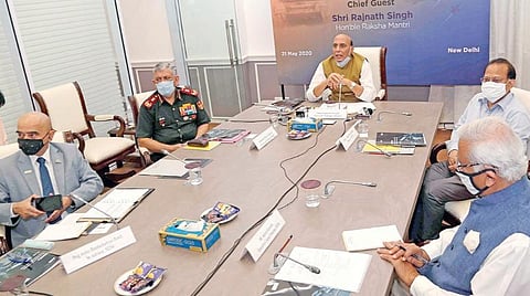 பாதுகாப்புத் துறை மற்றும் விமான துறைகளில் சிறு, குறு மற்றும் நடுத்தர தொழில் நிறுவனங்களுக்கு உள்ள தொழில் வாய்ப்புகள் குறித்த இணையதள வழி கருத்தரங்கு டெல்லியில் நேற்று நடைபெற்றது. இதில் மத்திய பாதுகாப்புத் துறை அமைச்சர் ராஜ்நாத் சிங் உரையாற்றினார். முப்படைகளின் தலைவர் பிபின் ராவத் (இடமிருந்து 2-வது) மற்றும் ராணுவ தளவாட உற்பத்தித் துறை செயலர் ராஜ் குமார் (வலமிருந்து 2-வது) உள்ளிட்டோர் உள்ளனர்.படம்: பிடிஐ