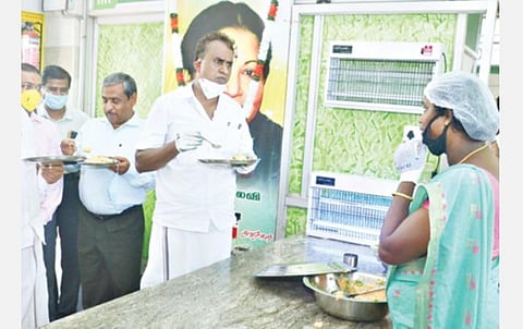 கோவை அரசு மருத்துவமனை அருகே செயல்பட்டு வரும் அம்மா உணவகத்தில் ஆய்வு செய்த அமைச்சர் எஸ்.பி.வேலுமணி. அருகில், ஆட்சியர் கு.ராசாமணி உள்ளிட்டோர்