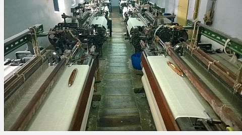 ஊரடங்கும் முடியாமல் நூலும் வருமா?- பாட்டால் வேதனையைக் கொட்டும் விசைத்தறித் தொழிலாளர்கள்