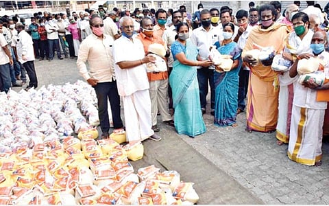 கோவையில் கிராம கோயில் பூசாரிகள், முடிதிருத்துவோருக்கு `மோடி கிட்' நிவாரணப் பொருட்களை வழங்கிய பாஜக மாநிலப் பொதுச் செயலர் வானதி சீனிவாசன் உள்ளிட்டோர். படம்: ஜெ.மனோகரன்