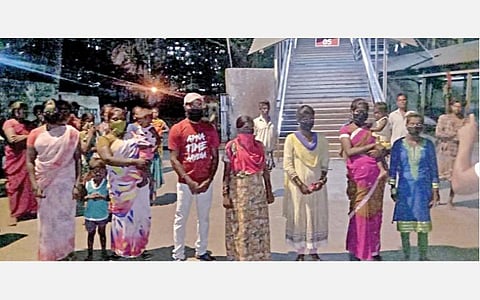 தமிழகம் திரும்புவதற்காக மும்பை ரயில் நிலையம் வந்த புலம்பெயர்ந்த தமிழர்கள்.
