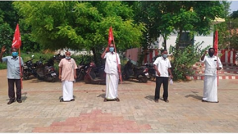 விவசாய கடன்களை தள்ளுபடி செய்ய வலியுறுத்தி கோவில்பட்டி வட்டாட்சியர் அலுவலகம் முன்பு தமிழ்நாடு விவசாயிகள் சங்கம் சார்பில் ஆர்ப்பாட்டம் நடந்தது.