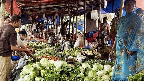 கரோனாவால் கையில் இருந்த பணம் காலி; வாங்க மக்கள் வராததால் காய்கறிகள் விலை வீழ்ச்சி- விற்காமல் அழுகுவதால் கடனுக்கு விற்கும் வியாபாரிகள்
