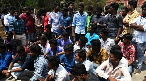 அரசுக் கல்லூரிகளில் ஷிப்ட் முறை ரத்து விவகாரம்; மாணவர்களின் வளர்ச்சியைப் பாதிக்கும்