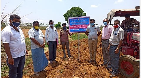 ஓசூர் வட்டம் பஞ்சாட்சிபுரம் கிராமத்தில் கோடை உழவுப்பணிகளை கிருஷ்ணகிரி வேளாண் இணை இயக்குனர் ராஜசேகர் ஆய்வு செய்தார். உடன் ஓசூர் வேளாண் உதவி இயக்குனர் மனோகரன் மற்றும் பலர்.