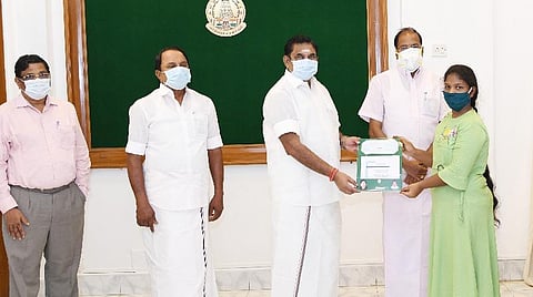 மாணவி அபிநயாவுக்கு காசோலையை வழங்குகிறார் முதல்வர் பழனிசாமி