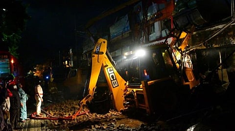 மதுரை மீனாட்சி அம்மன் கோயில் கிழக்கு கோபுரம் எதிரே ஜவுளிக்கடையில் பயங்கர தீ: பல லட்சம் ரூபாய் மதிப்புள்ள துணிகள் எரிந்து சேதம்