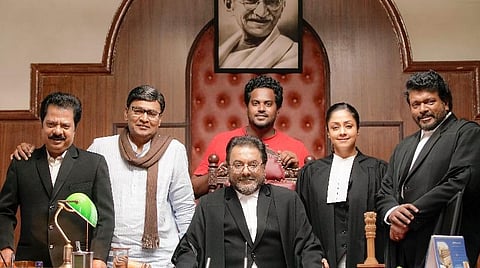 நீதி தேவதைக் கூட ஓரக்கண்ணால் உங்கள் நடிப்பை மட்டுமே ரசிக்கிறாள்: ஜோதிகாவுக்கு பார்த்திபன் பாராட்டு