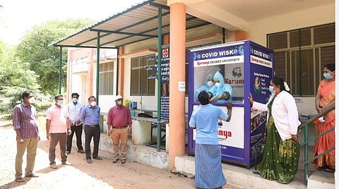 நோயாளிகளை பரிசோதனை செய்யும் கேபின்.