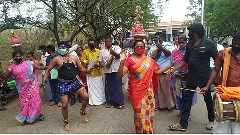 கரகாட்டம் ஆடி வந்து திண்டுக்கல் ஆட்சியரிடம் மனு அளித்த நாட்டுப்புற கலைஞர்கள்