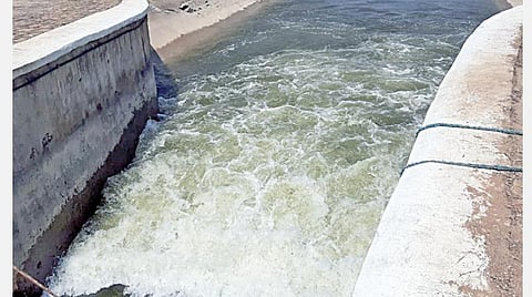 ஆந்திர மாநிலம் கண்டலேறு அணையிலிருந்து, சென்னை குடிநீருக்காக திறக்கப்பட்டுள்ள கிருஷ்ணா நீர், தமிழக எல்லையான ஊத்துக்கோட்டை - தாமரைக்குப்பம் ஜீரோ பாயின்ட் பகுதியில் பூண்டி ஏரியை நோக்கிச் செல்கிறது.