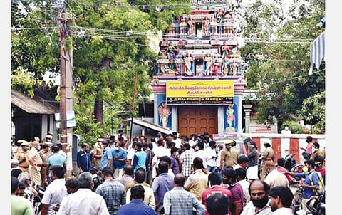 கோவை சலீவன் வீதியில் உள்ள வேணுகோபால கிருஷ்ணசுவாமி கோயில் முன்பு இறைச்சியை வீசிச் சென்ற நபர் மீது நடவடிக்கை எடுக்க வலியுறுத்தி திரண்ட இந்து இயக்க நிர்வாகிகள். படம்: ஜெ.மனோகரன்