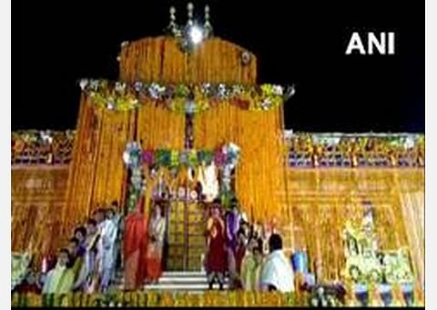 கரோனா நோய்க்கட்டுப்பாட்டு மண்டலங்களில் ஜூன் 30-ம் தேதி வரை ஊரடங்கு நீட்டிப்பு: ஜூன் 8-ம் தேதி முதல் வழிபாட்டுத் தலங்கள், உணவு விடுதிகள் மால்கள் திறக்க மத்திய அரசு அனுமதி
