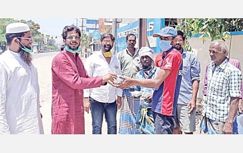 மனைவி நகைகளை விற்று ஏழை பசியாற்றும் முகமது ரபி